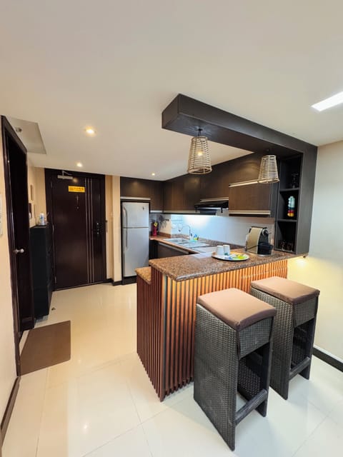 Family Loft | Private kitchen | Full-size fridge, microwave, oven, stovetop