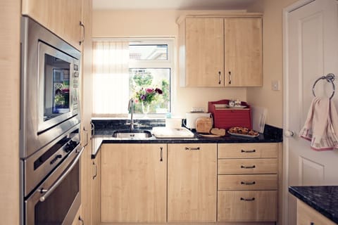 Double Room, Ensuite (Annex Sleeps 3) | Private kitchen