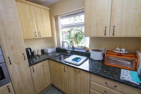 Double Room, Ensuite (Annex Sleeps 3) | Private kitchen