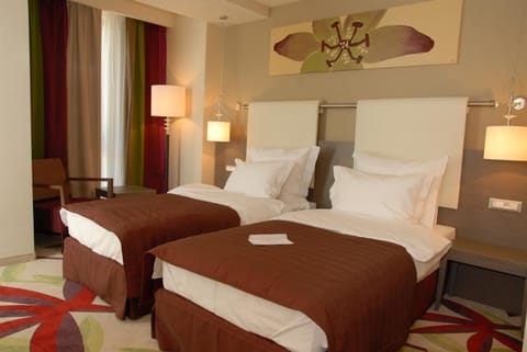 Standard Room, 2 Twin Beds | Premium bedding, Select Comfort beds, minibar, in-room safe