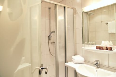 Single Room | Bathroom | Shower, free toiletries, hair dryer, towels