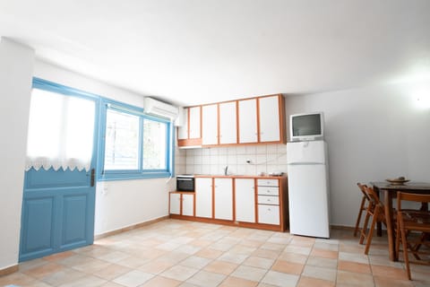 Deluxe Apartment, 1 Bedroom | Private kitchen | Fridge