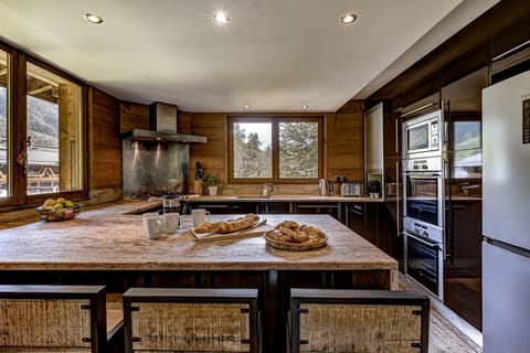 Kitchen with granite worktops and bar stools