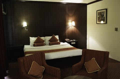 Deluxe Double Room | Minibar, bed sheets, wheelchair access