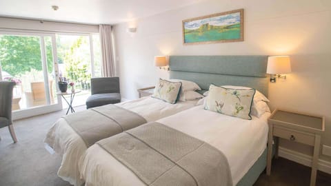 Deluxe Double Room, 1 King Bed | Premium bedding, free minibar items, in-room safe, desk