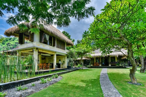 Path toward the main villa and dining area