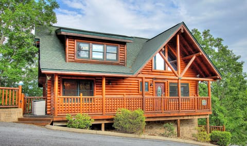 Easy drive and parking for 4 to 5 cars in front of the cabin