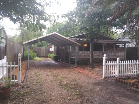 Cute cottage 50 ft driveway