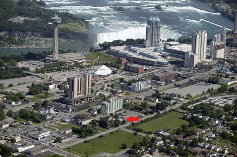 Ten minute walk to all attractions and The Falls! 30 Restaurants 5 mins away.