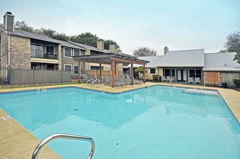 Pool w Sundeck
BBQ's & free WiFi