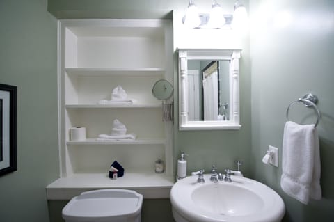 Luxury Room, 1 Queen Bed, Balcony, Corner | Bathroom | Free toiletries, hair dryer, towels, shampoo