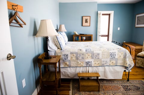 Luxury Room, 1 Queen Bed, Balcony, Corner | Egyptian cotton sheets, hypo-allergenic bedding, memory foam beds