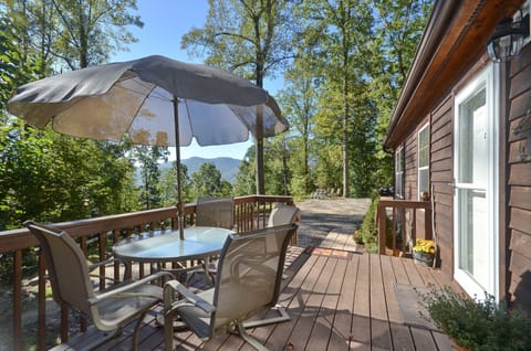 Front deck with mountain veiws.