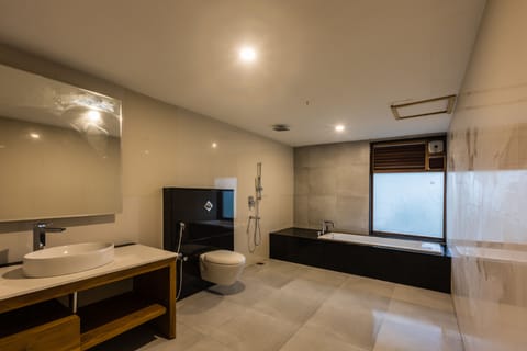 Suite | Bathroom | Shower, towels