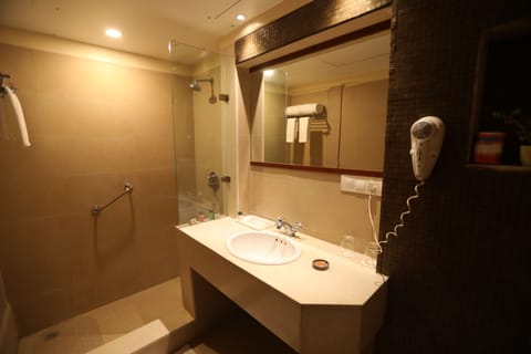 Deluxe Room, River View | Bathroom | Designer toiletries, hair dryer, bathrobes, slippers