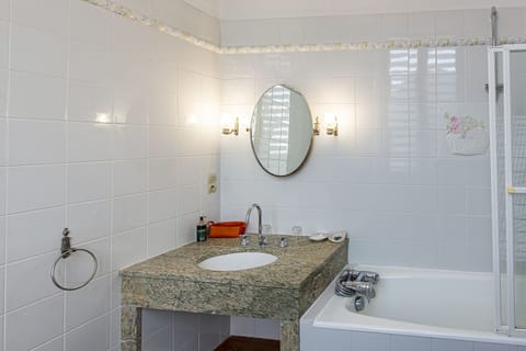 Double Room (Amboise) | Bathroom | Shower, free toiletries, hair dryer, towels