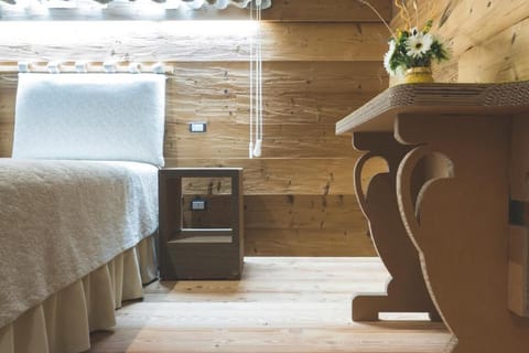 Desk, blackout drapes, soundproofing, free WiFi