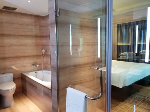 Executive Suite King | Bathroom | Free toiletries, hair dryer, slippers, electronic bidet