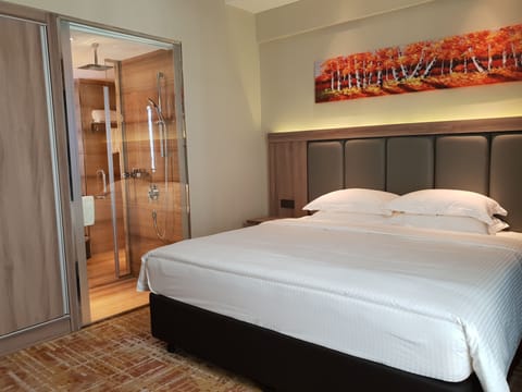 Premier Deluxe King | 1 bedroom, minibar, in-room safe, desk