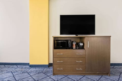 Premium bedding, in-room safe, desk, blackout drapes