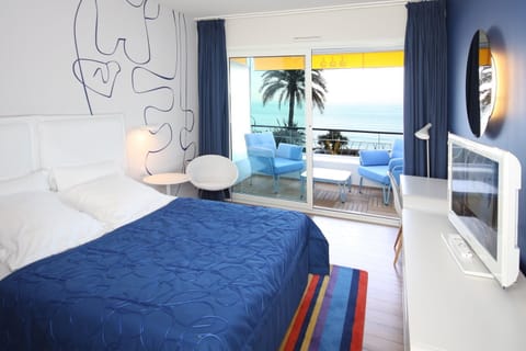 Deluxe Room, 1 Queen Bed, Balcony, Sea View | Hypo-allergenic bedding, free minibar, in-room safe, desk