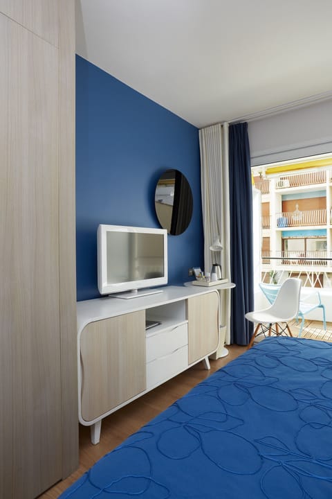 Classic Room, 1 Queen Bed, Balcony | Hypo-allergenic bedding, free minibar, in-room safe, desk