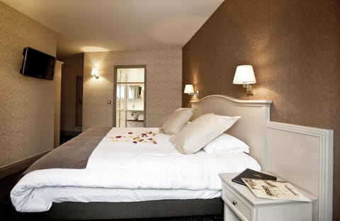 Prestige double room | Desk, blackout drapes, soundproofing, iron/ironing board