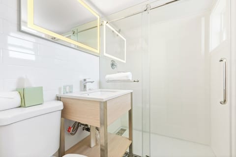 Combined shower/tub, free toiletries, towels