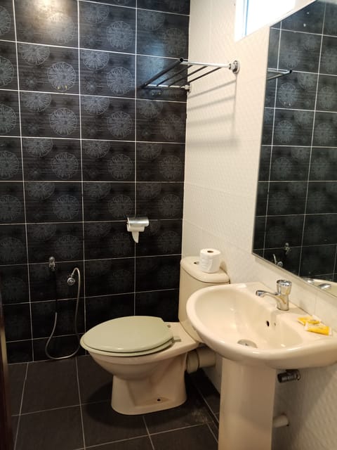 Grand Suite | Bathroom | Shower, free toiletries, hair dryer, bidet