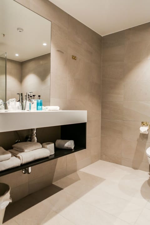 Deluxe Double Room | Bathroom | Shower, hair dryer, towels