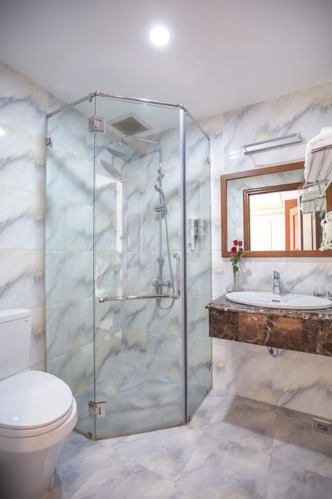 Standard Double Room | Bathroom shower