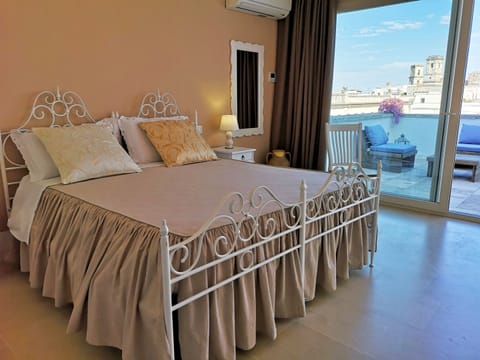 Panoramic Double Room | Minibar, blackout drapes, free WiFi, bed sheets