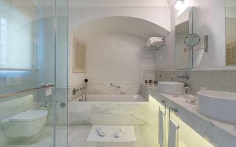 Suite | Bathroom | Combined shower/tub, deep soaking tub, free toiletries, hair dryer