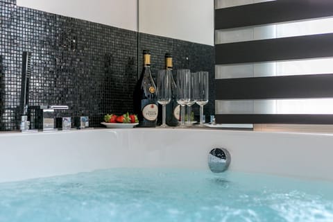 Panoramic Suite, Sea View | Jetted tub