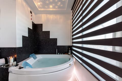 Panoramic Suite, Sea View | Jetted tub