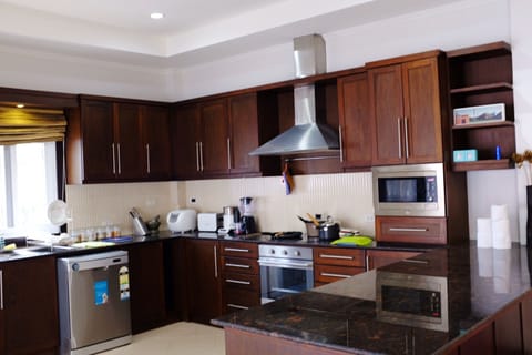 Executive Villa | Private kitchen | Full-size fridge, microwave, oven, stovetop