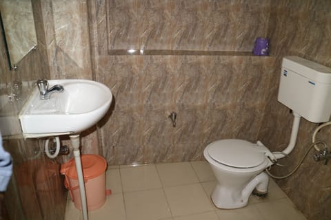 Club Double or Twin Room, 2 Twin Beds, Non Smoking | Bathroom amenities | Shower, slippers, towels