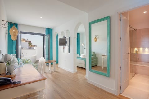 Junior Suite, Courtyard View | Minibar, in-room safe, desk, blackout drapes