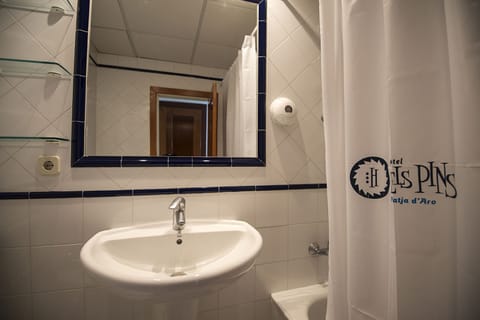 Combined shower/tub, free toiletries, hair dryer, bidet