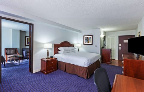 Suite, 1 King Bed, Pool View | Premium bedding, pillowtop beds, in-room safe, desk