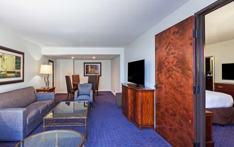 Suite, 1 King Bed, Pool View | Premium bedding, pillowtop beds, in-room safe, desk