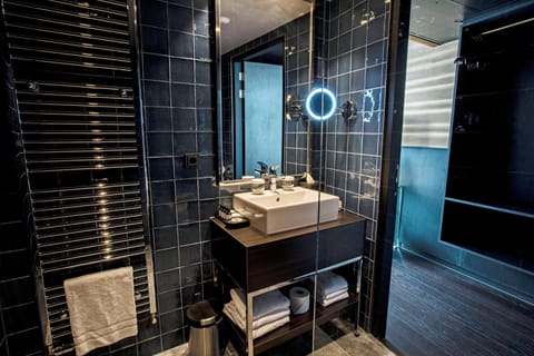 Design Room, 1 King Bed, Non Smoking | Bathroom | Eco-friendly toiletries, hair dryer, towels