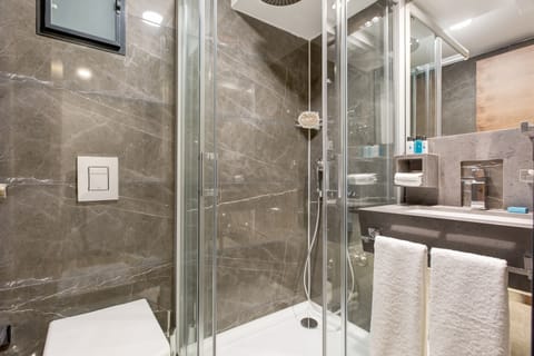 Economy Single Room | Bathroom | Shower, free toiletries, hair dryer, slippers