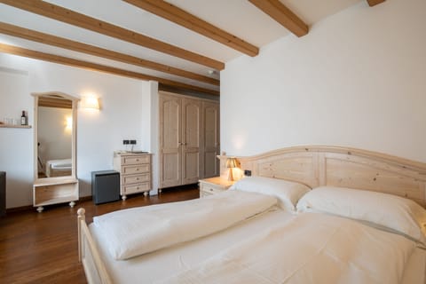 Economy Room | Minibar, in-room safe, desk, free WiFi