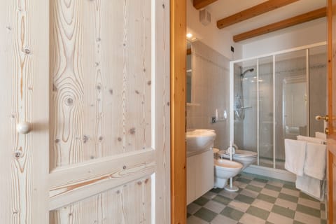 Economy Room | Bathroom | Shower, free toiletries, hair dryer, bathrobes