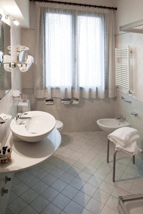 Shower, free toiletries, hair dryer, bidet