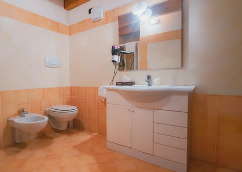 Family Room, 1 Bedroom | Bathroom | Shower, hair dryer, bidet, towels