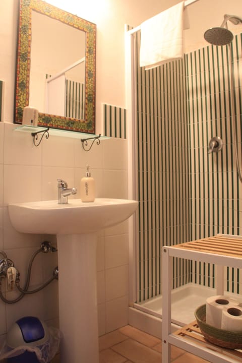 Superior Double Room | Bathroom | Shower, bidet, towels