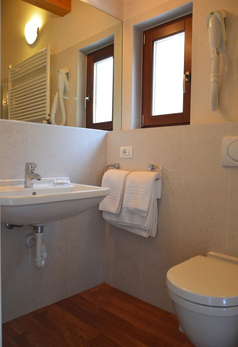 Studio | Bathroom | Shower, hair dryer, bidet, towels