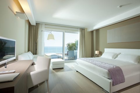 Executive Double Room, Sea View (Beach access included) | Minibar, in-room safe, desk, soundproofing